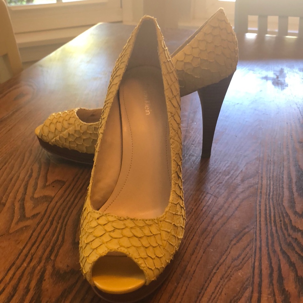 Calvin Klein Yellow SZ 8 peep toe pumps